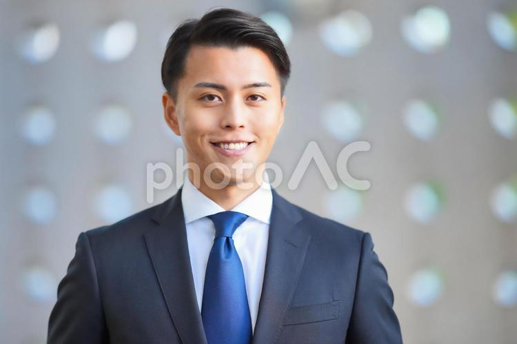 カメラ目線の若いビジネスマン ビジネスマン,男性,若者の写真素材