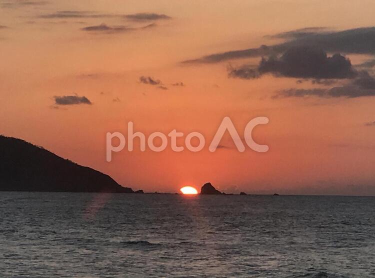 岬と小島の間に沈む夕日 夕日,夕焼け,明日の写真素材