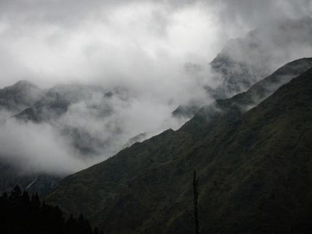 霧に包まれた山々の幻想的な風景 霧に包まれた山々の幻想的な風景 山,霧,雲の写真素材