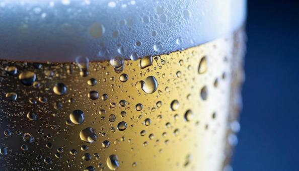 グラスに水滴がついた冷たいビールの写真