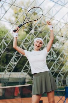 両手をあげて勝利を喜ぶプレイヤー 女性,外国人,テニスの写真素材
