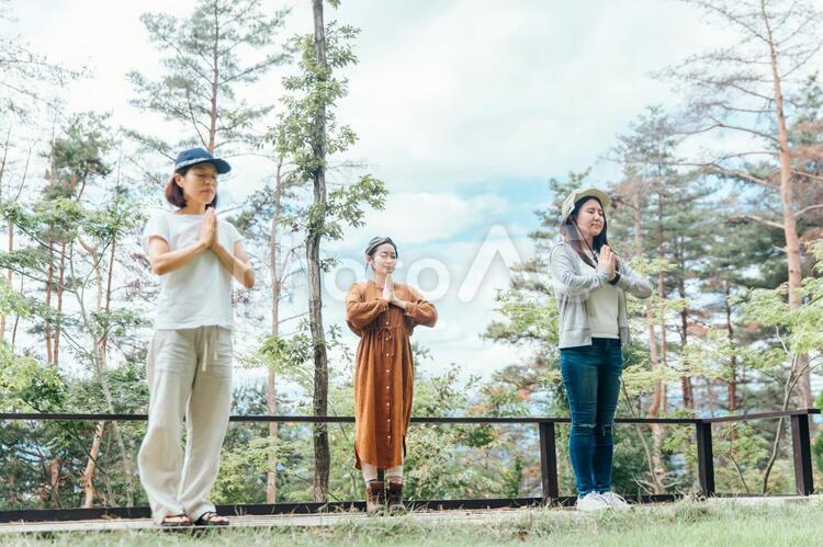 森でヨガをする女性 ヨガ,森ヨガ,外ヨガの写真素材