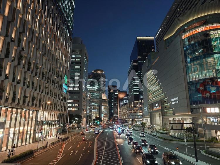 大阪駅南側道路 夜景,道路,ネオンの写真素材