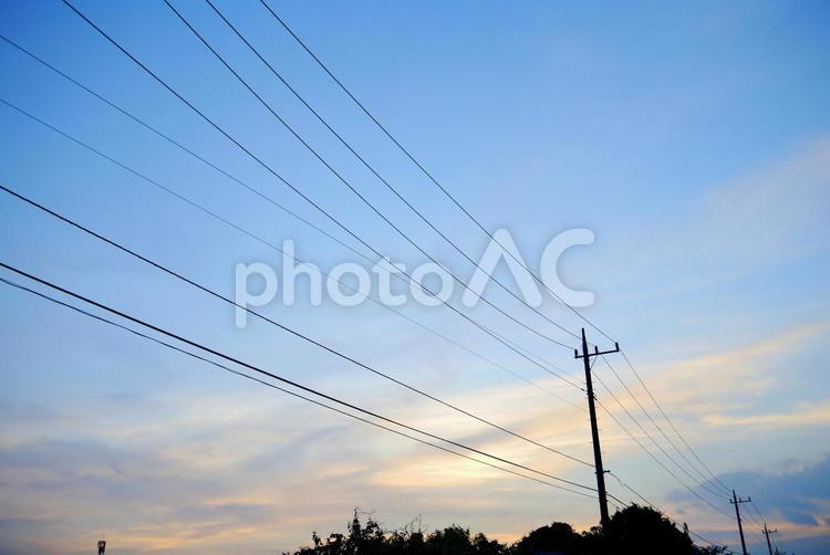 夕暮れの空と電線 夕暮れ,夕焼け,夕日の写真素材