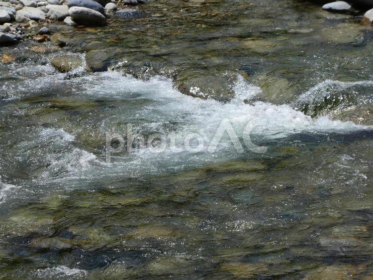 飛沫を上げる川の流れ 川,水面,透明の写真素材