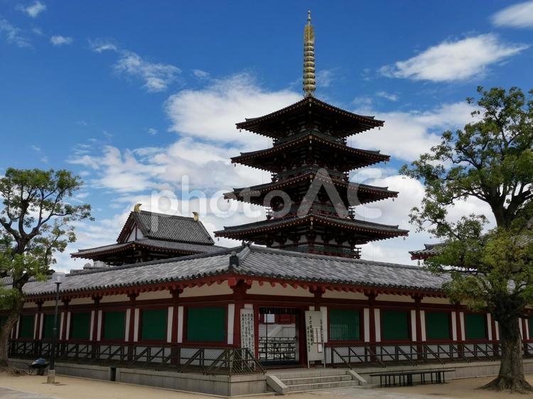 大阪 四天王寺 五重塔 金堂 大阪 四天王寺 五重塔 金堂 四天王寺,大阪,歴史的建造物の写真素材
