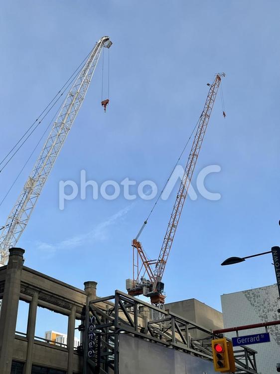 カナダダウンタウンクレーンのある風景 クレーン,工事中,海外の写真素材