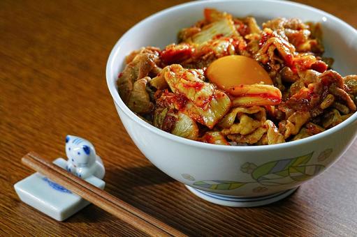 黄身のせ豚キムチ丼 黄身のせ豚キムチ丼 食事,食卓,豚キムチ丼の写真素材