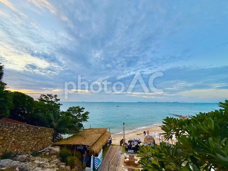 夕方のパタヤの静かなビーチの絶景 青空,空,夕方の写真素材