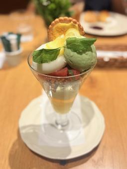 ピスタチオとレモンのパフェの写真