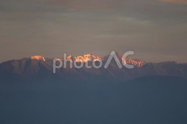 夕焼けに照らされるアルプス　5 山,自然,たそがれの写真素材