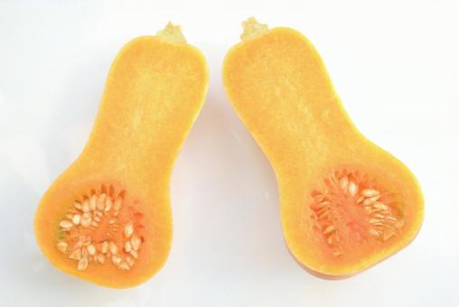 半分にカットしたバターナッツかぼちゃ 半分にカットしたバターナッツかぼちゃ かぼちゃ,バターナッツ,食べ物の写真素材
