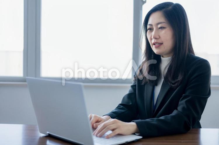 PCと笑顔の女性 女性,ビジネスウーマン,会社員の写真素材