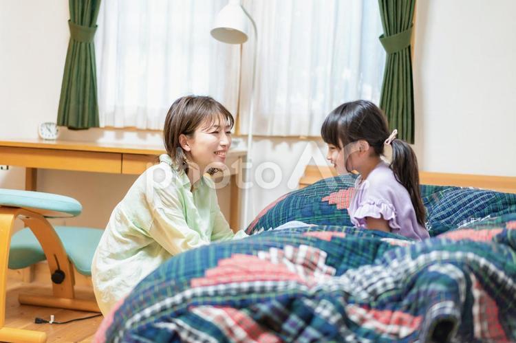 子供部屋でお話をするお母さんと女の子 子供,娘,眠るの写真素材