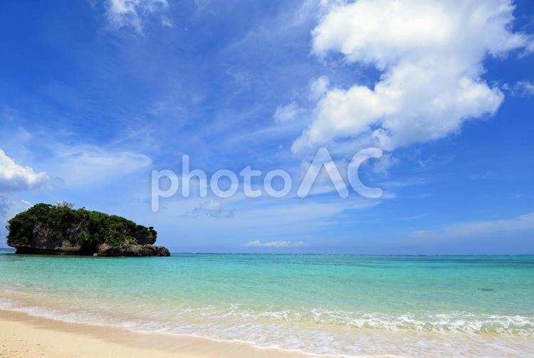 沖縄の青い海と大きな岩 沖縄,海,ビーチの写真素材