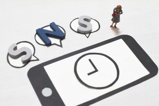 SNSに依存する女性のイメージ SNSに依存する女性のイメージ ソーシャルネットワーキングサー,ネット,ブログの写真素材