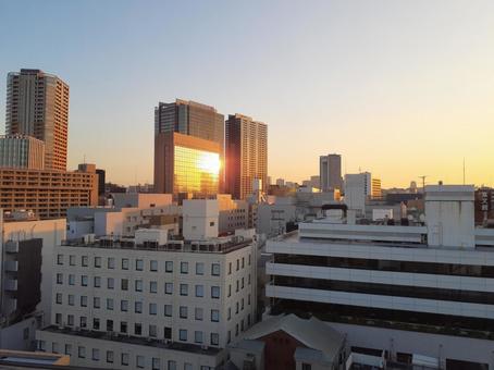 都会　高所より　文京区　ビルに夕日が当る 夕方,夕焼け,反射の写真素材