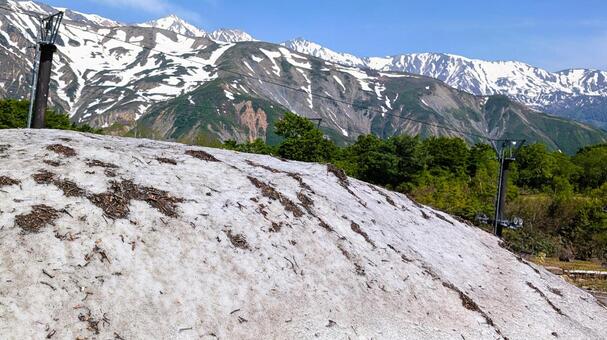 残雪とリフトと八方尾根 残雪,リフト,八方尾根の写真素材