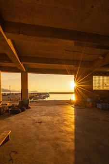 漁港から眺める夕暮れ 漁港から眺める夕暮れ 海,海岸,海岸沿いの写真素材