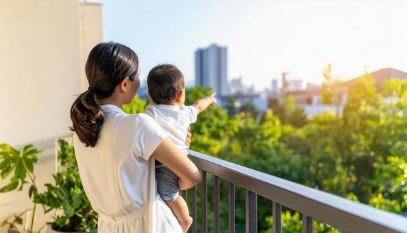 ベランダから外を眺めるお母さんと赤ちゃん ベランダから外を眺めるお母さんと赤ちゃんの写真