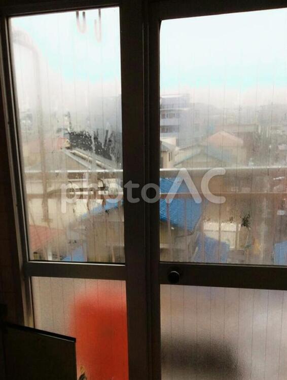 結露　冬　窓　梅雨　雫　水滴　湿気 梅雨,梅雨入り,梅雨空の写真素材
