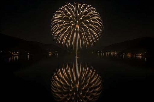 水面に映る打ち上げ花火 水面に映る打ち上げ花火の写真