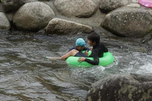 清流で浮き輪遊びの兄弟 川遊び,子供,浮き輪の写真素材