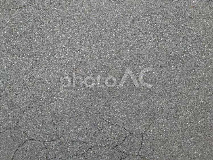 ひび割れたアスファルト（コピースペース） ひび割れ,道路,老朽化の写真素材