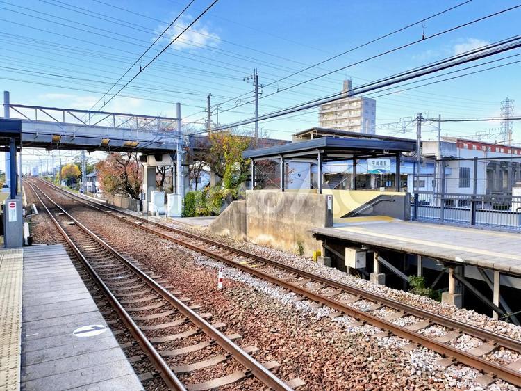 名鉄名古屋本線「岡崎公園前」ホームと線路 岡崎公園前駅,名鉄名古屋本線,駅名の写真素材