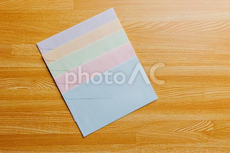 机に置かれたレターセット 封筒,手紙,レターの写真素材