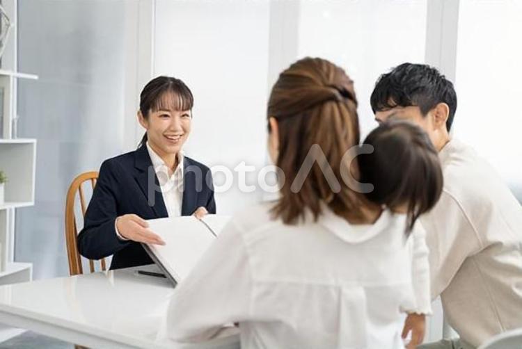 家庭訪問して商品サービスの説明をする女性 営業,ビジネスマン,ビジネスウーマンの写真素材