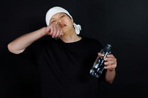 水を持つ咳をする男性 水を持つ咳をする男性の写真