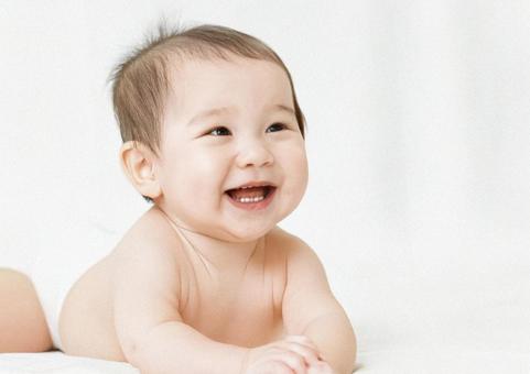 赤ん坊の笑顔 赤ん坊の笑顔の写真