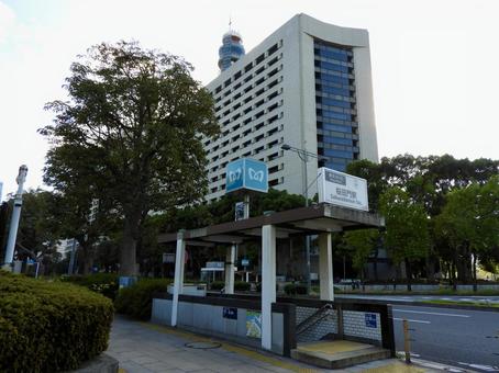 警視庁本部庁舎と桜田門駅入口 警視庁本部庁舎と桜田門駅入口 警視庁,警察,刑事の写真素材