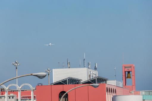 昼光の中、長崎空港を離陸する旅客機 昼光の中、長崎空港を離陸する旅客機の写真