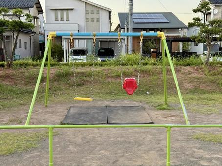 住宅街の公園のブランコ 住宅街の公園のブランコ 住宅街,鎖,チェーンの写真素材