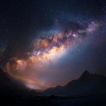 宇宙と大地の調和、夜空を彩る銀河の写真