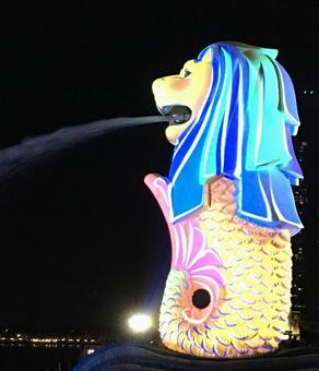 ライトアップされたマーライオン ライトアップされたマーライオンの写真