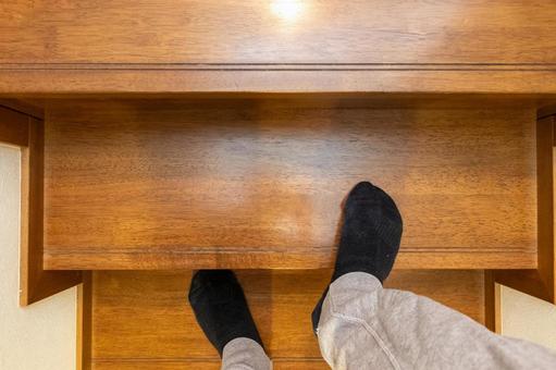 木製の階段を上る人物の足元 階段,足,上がるの写真素材