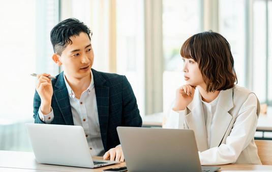 ミーティングをする男女2人のビジネスマン ミーティングをする男女2人のビジネスマン 男性,女性,男女の写真素材