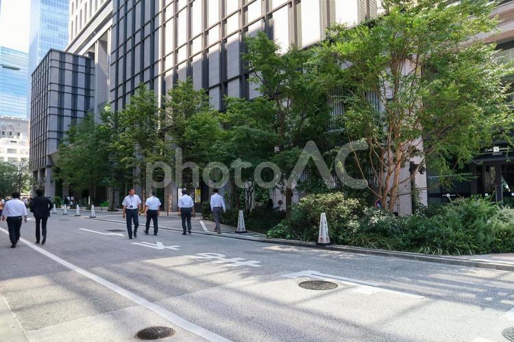 オフィス街の昼休み会社員 サラリーマン,オフィス街,ビジネスマンの写真素材