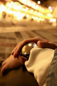 時計に手を載せる男性　 腕時計,ジェントルマン,男性の写真素材