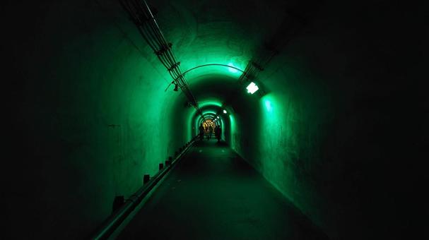 暗いトンネル内 緑街灯 暗いトンネル内 緑街灯の写真