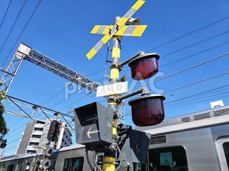 踏切と電車 踏切,電車,青空の写真素材