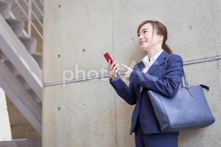 外回りする会社員 ビジネスウーマン,アイディア,スマホの写真素材