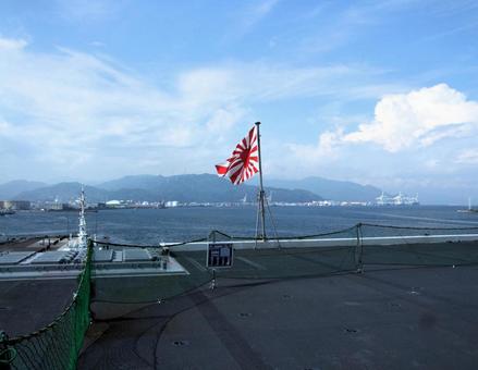 護衛艦ひゅうが甲板上の日章旗と清水港 護衛艦ひゅうが甲板上の日章旗と清水港 護衛艦ひゅうが,日章旗,清水港の写真素材