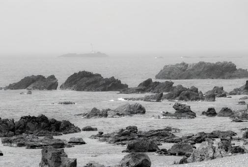 奇岩が並ぶ松前海岸 奇岩が並ぶ松前海岸 モノクロ,岩,岩場の写真素材