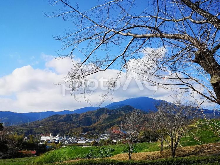 遠くの山並みを望むのどかな風景 青空,山並み,自然の写真素材