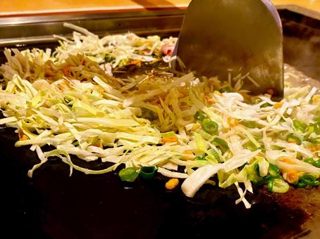 もんじゃ焼きを作る3 もんじゃ焼きを作る3 鉄板,もんじゃ,もんじゃ焼きの写真素材