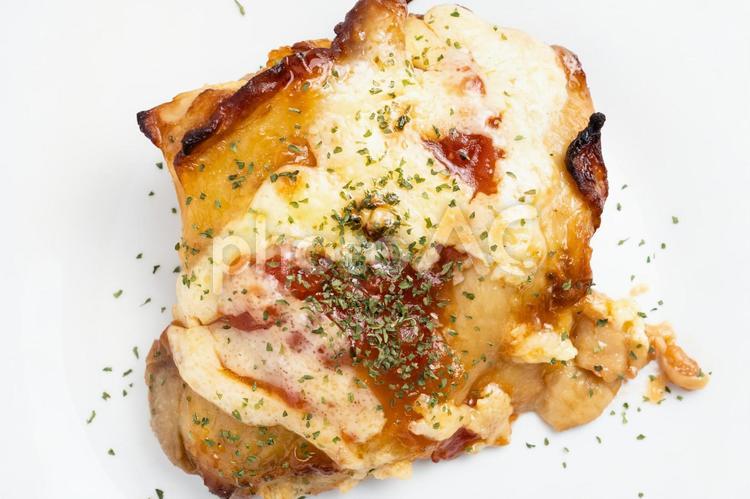 チーズとトマトソースをかけた鶏肉のグリル こげ,美味しそう,美味しいの写真素材